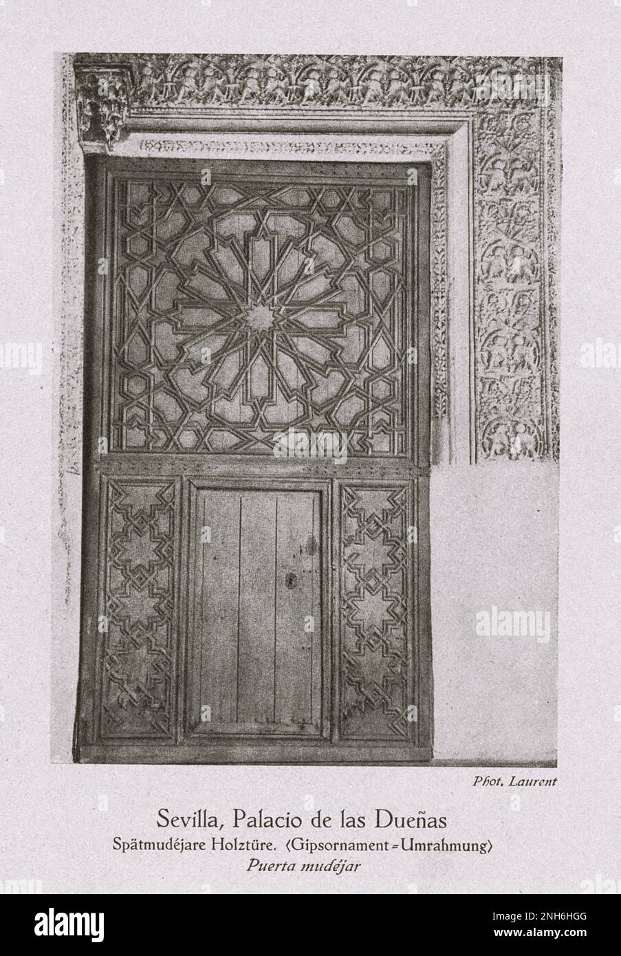 Architektur des alten Spaniens. Altes Foto des Palacio de las Dueñas (Casa Palacio de las Dueñas), Sevilla. Andalusien, Spanien. Spatmudejare Holztür. (Putzverzierung Rahmen). Stockfoto