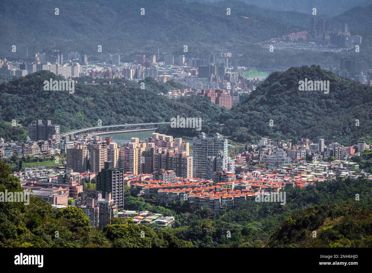 Panoramablick über die überbevölkerten Vorstädte um den Bezirk Neihu, Taipei, Taiwan Stockfoto