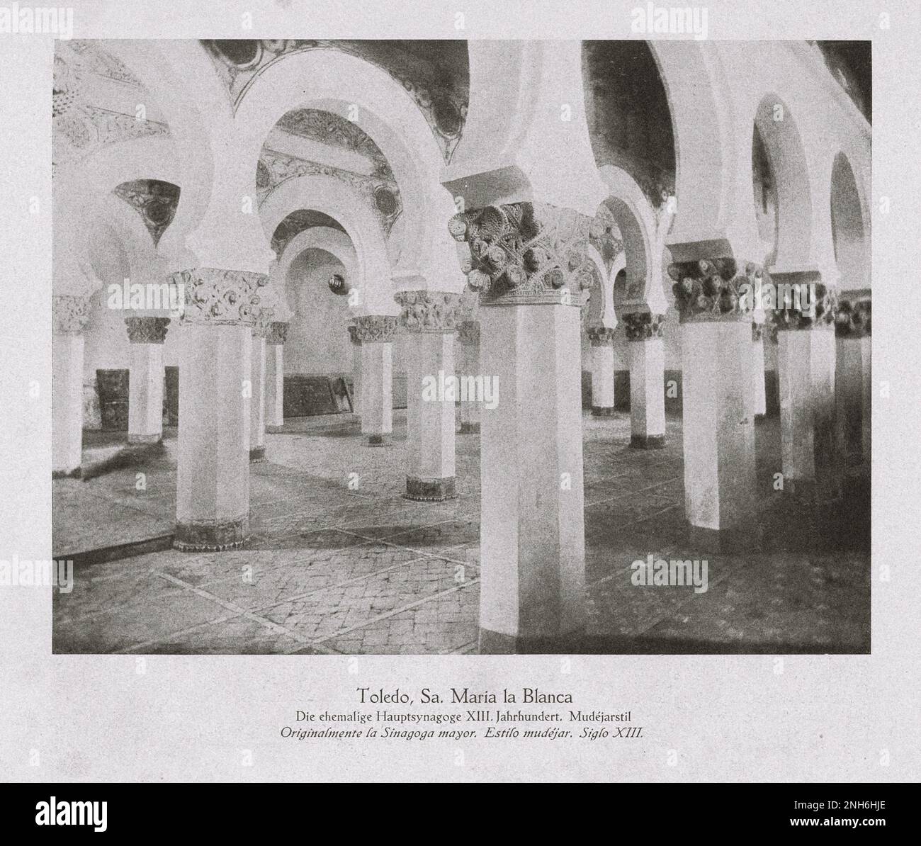 Architektur des alten Spaniens. Vintage-Foto der Synagoge Santa María la Blanca, Toledo. Die ehemalige Hauptsynagoge des 13. Jahrhunderts. Mudejar-Stil die Synagoge von Santa María la Blanca (Spanisch: Sinagoga de Santa María La Blanca, beleuchtet. „Synagoge der Heiligen Maria der Weißen“) oder Ibn Shoshan Synagoge ist ein Museum und eine ehemalige Synagoge in Toledo, Spanien. Stockfoto