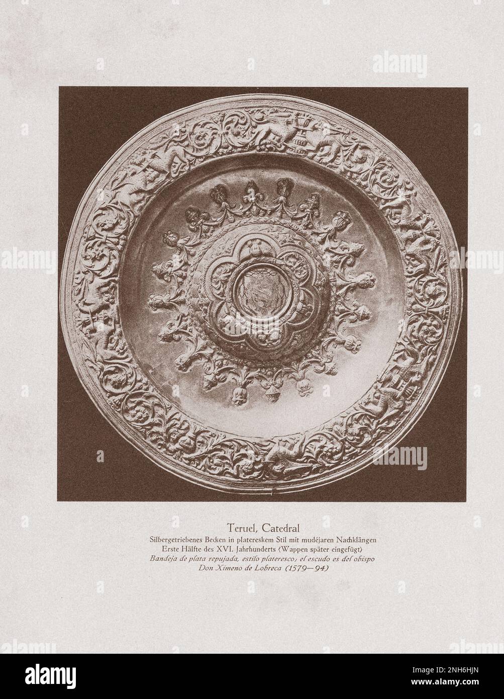 Die Kunst des alten Spaniens. Teruel Kathedrale. Aragonien, Spanien prägte Silbertablett im Platereske-Stil mit Mudejar-Echos. Erste Hälfte des XVI. Jahrhunderts (Wappen später hinzugefügt) Stockfoto