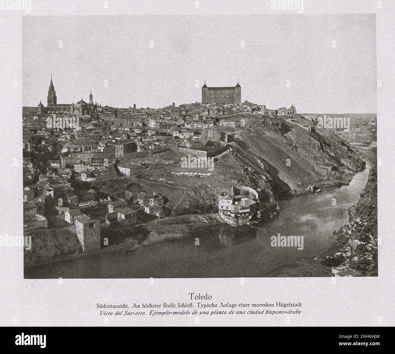 Architektur des alten Spaniens. Vintage-Foto von Toledo. Spanien Südostblick. Auf dem höchsten Platz. Typischer Blick auf eine moreske Bergstadt Stockfoto