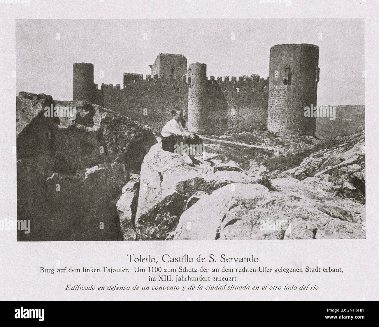 Architektur des alten Spaniens. Oldtimer-Foto von Toledo, Burg von San Servando am linken Ufer des Tejo. Erbaut um 1100, um die Stadt am rechten Ufer zu schützen, renoviert im 13. Jahrhundert Stockfoto