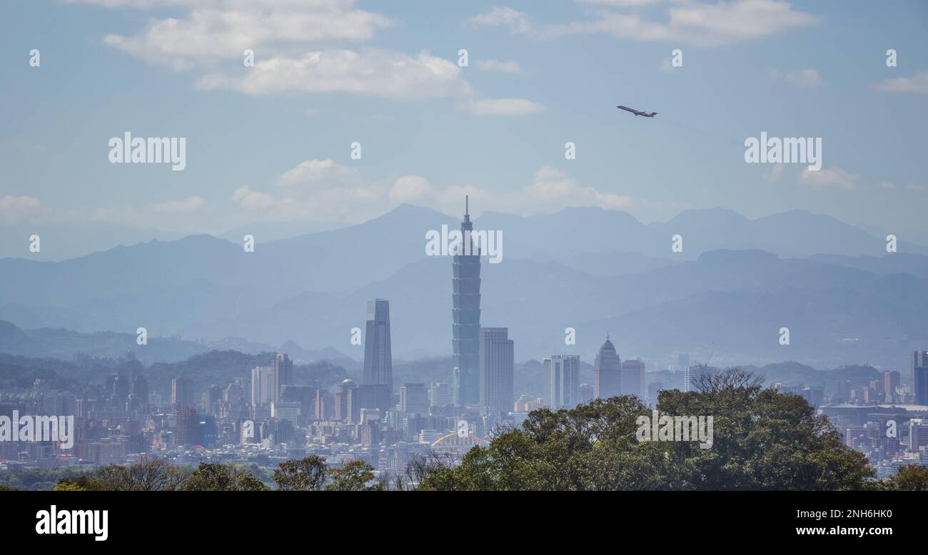 Panoramablick über die überbevölkerten Vorstädte in Taipeh mit dem Taipei 101 Tower unter den Gebäuden Stockfoto