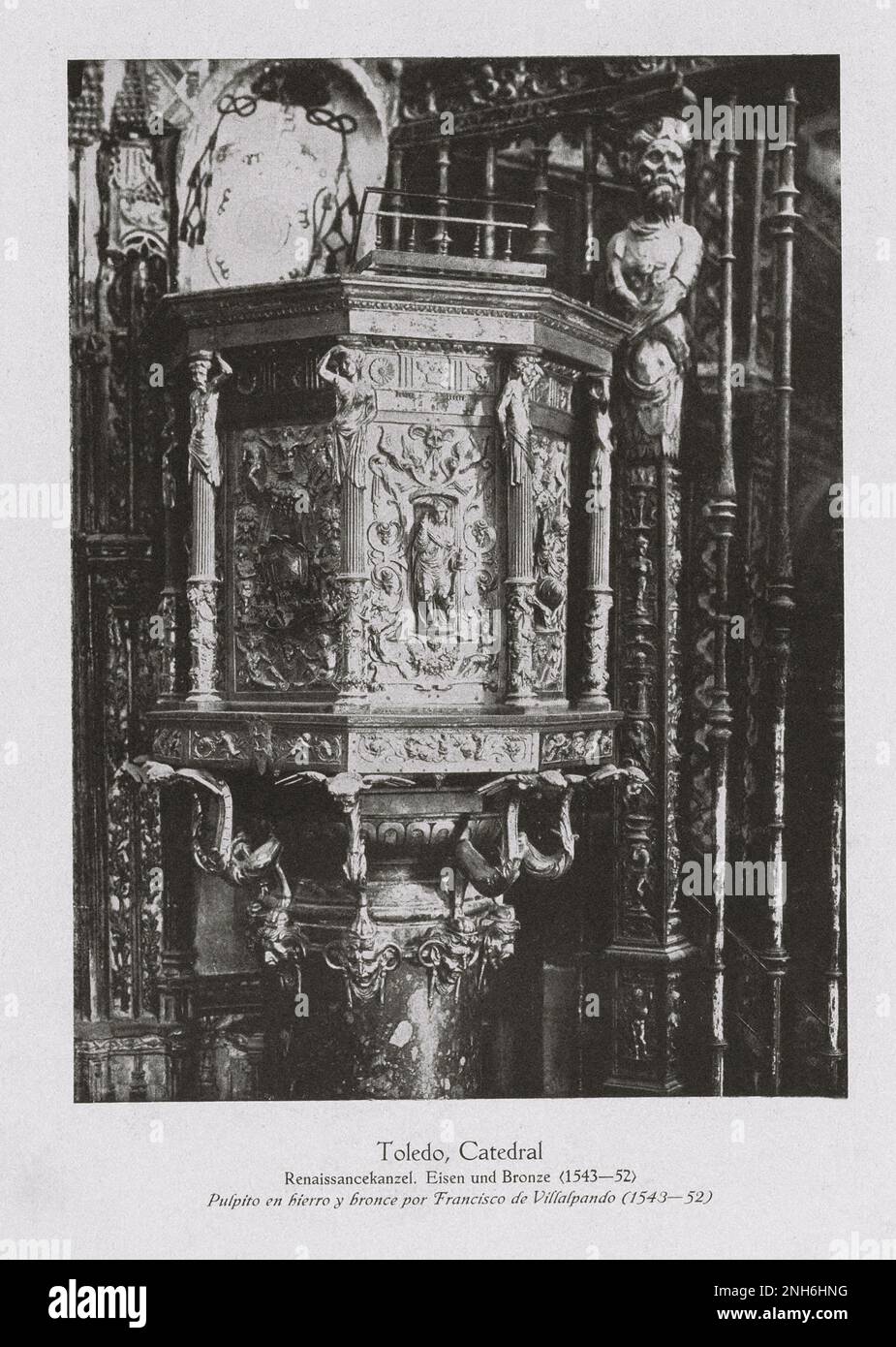Architektur des alten Spaniens. Oldtimer-Foto der Kathedrale von Toledo (Primatiale Kathedrale der Heiligen Maria von Toledo). Kanzel aus Eisen und Bronze von Francisco de Villalpando (1543-1552) Stockfoto