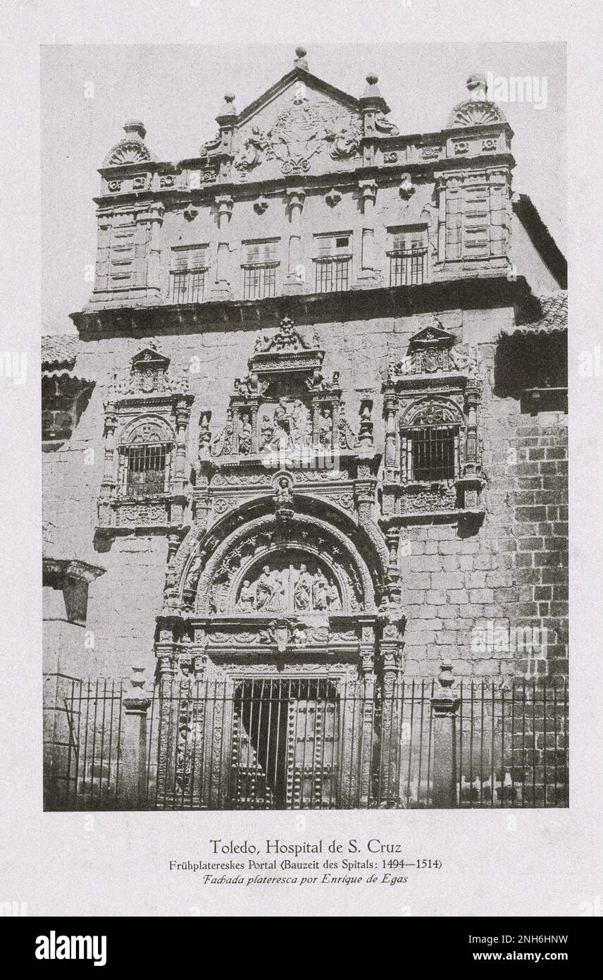 Architektur des alten Spaniens. Vintage-Foto des Krankenhauses des Heiligen Kreuzes (Hospital de Santa Cruz) in Toledo Frühplatereskes Portal (Bauzeit des Krankenhauses: 1494-1514) Stockfoto