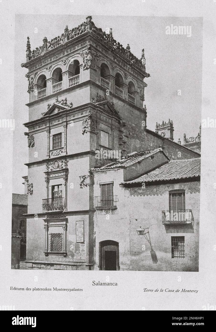 Architektur des alten Spaniens. Oldtimer-Foto des Monterey House Tower (Torre de la Casa de Monterey) in Salamanca Stockfoto