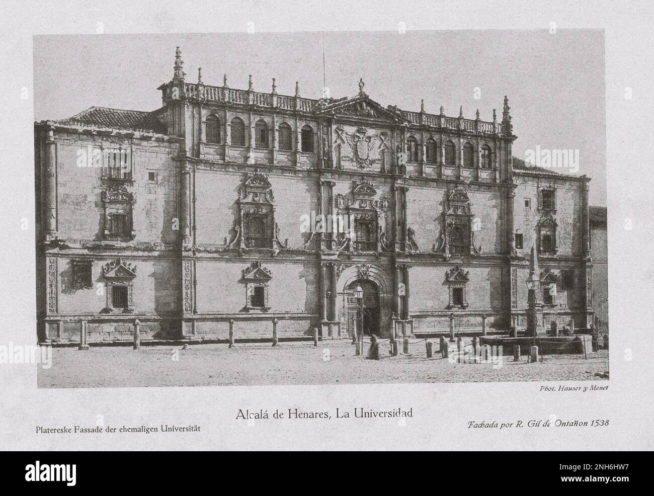 Architektur des alten Spaniens. Vintage-Foto der Universität von Alcalá (Alcala de Henares, La Universidad). Platereske Fassade der ehemaligen Universität Stockfoto