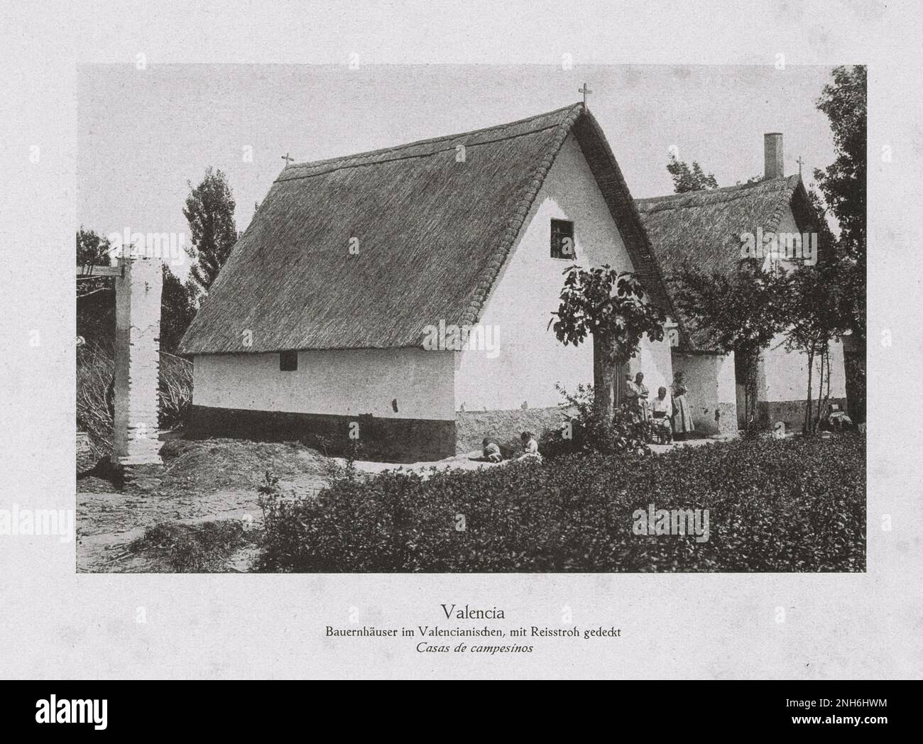 Architektur des alten Spaniens. Vintage-Foto von Bauernhäusern im valencianischen Stil mit Dächern mit Reistroh. Valencia. Spanien. Stockfoto