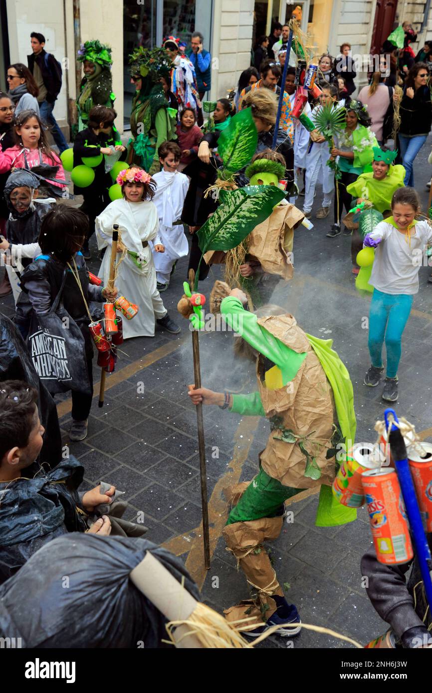 Okzitanischer Karneval, organisiert von den Calandretas-Schulen in Montpellier. Parade auf der Straße. Frankreich Stockfoto