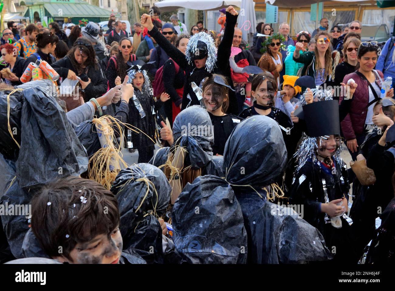 Okzitanischer Karneval, organisiert von den Calandretas-Schulen in Montpellier. Parade auf der Straße. Frankreich Stockfoto