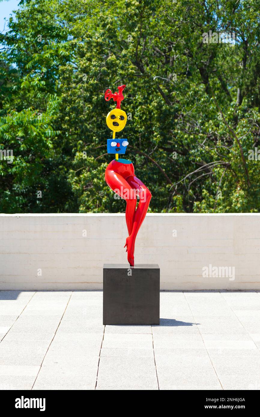 „Girl Escape“ (1967) bemalte Bronzeskulptur von Joan Miro, Joan Miró Stiftung, Barcelona, Spanien Stockfoto