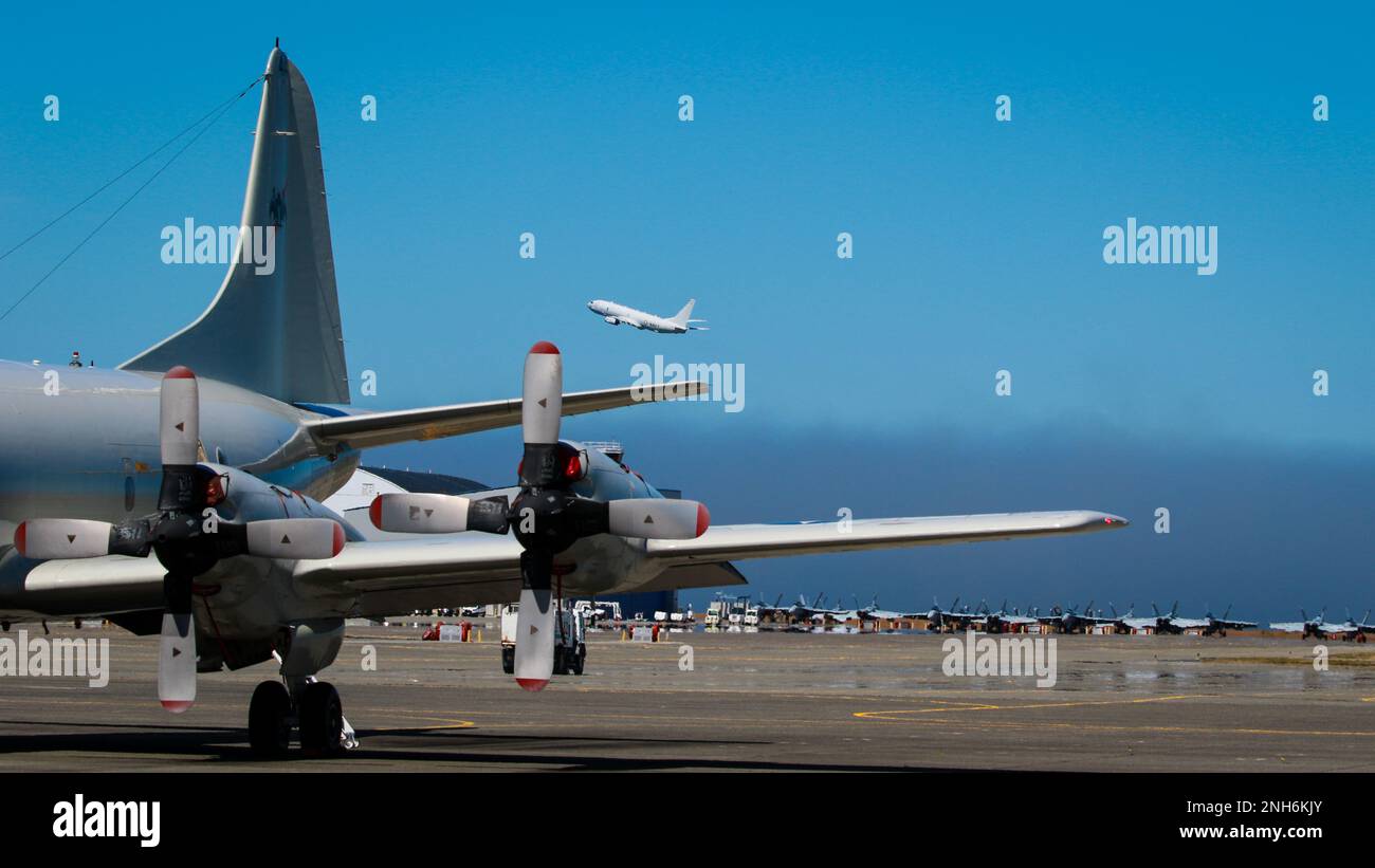 220720-N-OZ224-0029 MARINE AIR STATION WHIDBEY ISLAND, WASHINGTON. (20. Juli 2022) – A P-8A Poseidon, das der Patrouillenschwadron (VP) 47, den „Golden Swordsmen“, zugeteilt wurde, startet vom Naval Air Station (NAS) Whidbey Island, Juli 20. VP-47 ist eine Seepatrouillenstaffel, die derzeit bei der NASWI stationiert ist. Die Goldenen Schwertkämpfer fliegen die P-8A Poseidon, die beste Langstrecken-U-Boot-Kampfplattform der Navy. Stockfoto