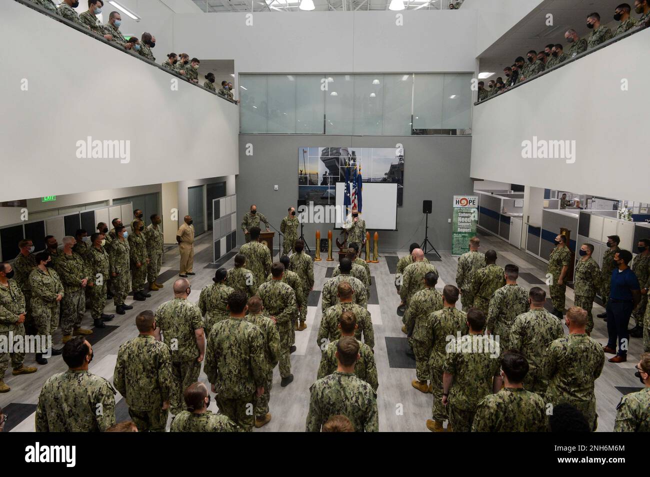 220720-N-ZS023-1005 SAN DIEGO (20. Juli 2022) Master Chief Petty Officer Mark Christman, Kommandochef des Littoral-Kampfschiffs Staffel 1, verabschiedet sich von den Seeleuten, bevor sie verlegt werden. LCS sind schnelle, agile, missionsorientierte Plattformen, die für den Einsatz in küstennahen Umgebungen konzipiert sind und sich gegen Bedrohungen an der Küste des 21. Jahrhunderts durchsetzen. LCS sind in der Lage, weltweite Präsenz-, Seeverkehrssicherheits-, Seekontroll- und Abschreckungsmissionen zu unterstützen. Stockfoto