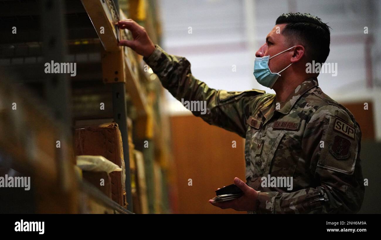 California Air National Guard Staff Sgt. Joesph Senteno, ein Logistikmanager des 163. Attack Wing (163 AW), tauscht verblasste Barcodes gegen neu gedruckte Barcodes im Versorgungslager des 146. Airlift Wing (146 AW) an der Air National Guard Station der Channel Islands, Port Hueneme, Kalifornien, 20. Juli 2022. Der Schwerpunkt des Einsatzes für Schulungen lag auf der Erneuerung und Förderung zukünftiger Schulungsmöglichkeiten an der Zentrale jeder Einheit durch gemeinsame Nutzung spezifischer Ausrüstung und Zugang zu verschiedenen Einrichtungen, um Zertifizierungs- und Schulungsanforderungen zu erfüllen. Stockfoto