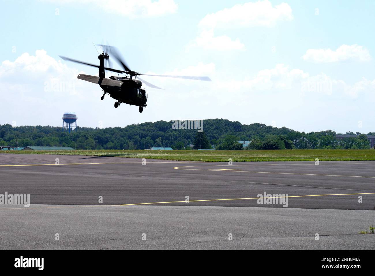 Ein UH-60 Black Hawk, der von Soldaten der 28. Expeditionary Combat Aviation Brigade, 28. Infanterie Division, betrieben wird, startet vom Muir Airfield in Ft. Indiantown Gap, Pennsylvania. 20. Juli 2022. Die UH-60 ist das wichtigste vielschichtige Transportflugzeug der Armee und eines der Hauptflugzeuge der Pennsylvania National Guard für eine Vielzahl von Missionen. Stockfoto