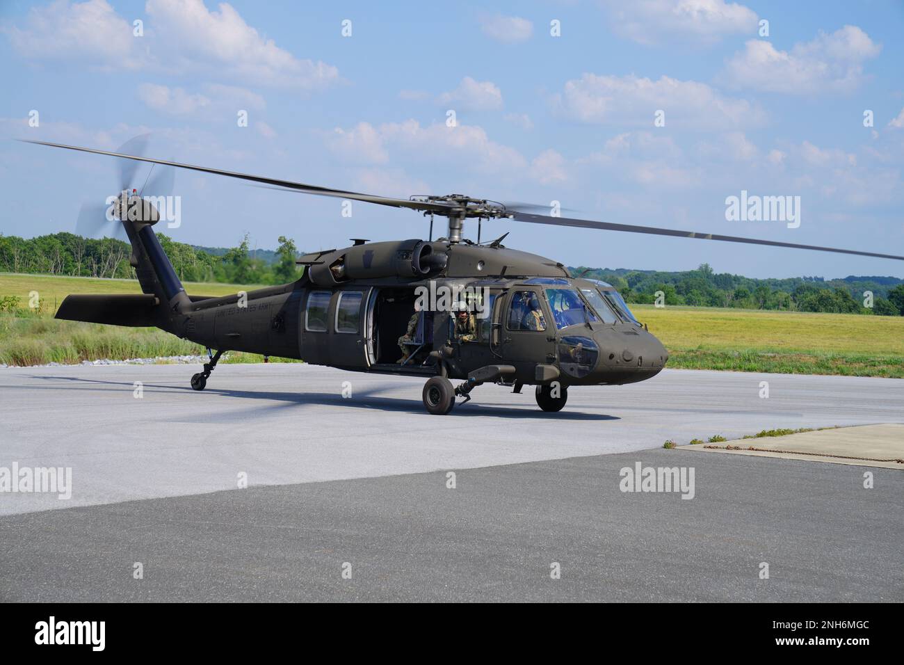 EIN US-AMERIKANISCHER Army UH-60 Black Hawk, der 28. Expeditionary Combat Aviation Brigade, 28. Infanteriedivision, Pennsylvania Army National Guard landet am Muir Airfield in Ft. Indiantown Gap, Pennsylvania. 20. Juli 2022. Die UH-60 ist das wichtigste vielschichtige Transportflugzeug der Armee und eines der Hauptflugzeuge der Pennsylvania National Guard für eine Vielzahl von Missionen. Stockfoto