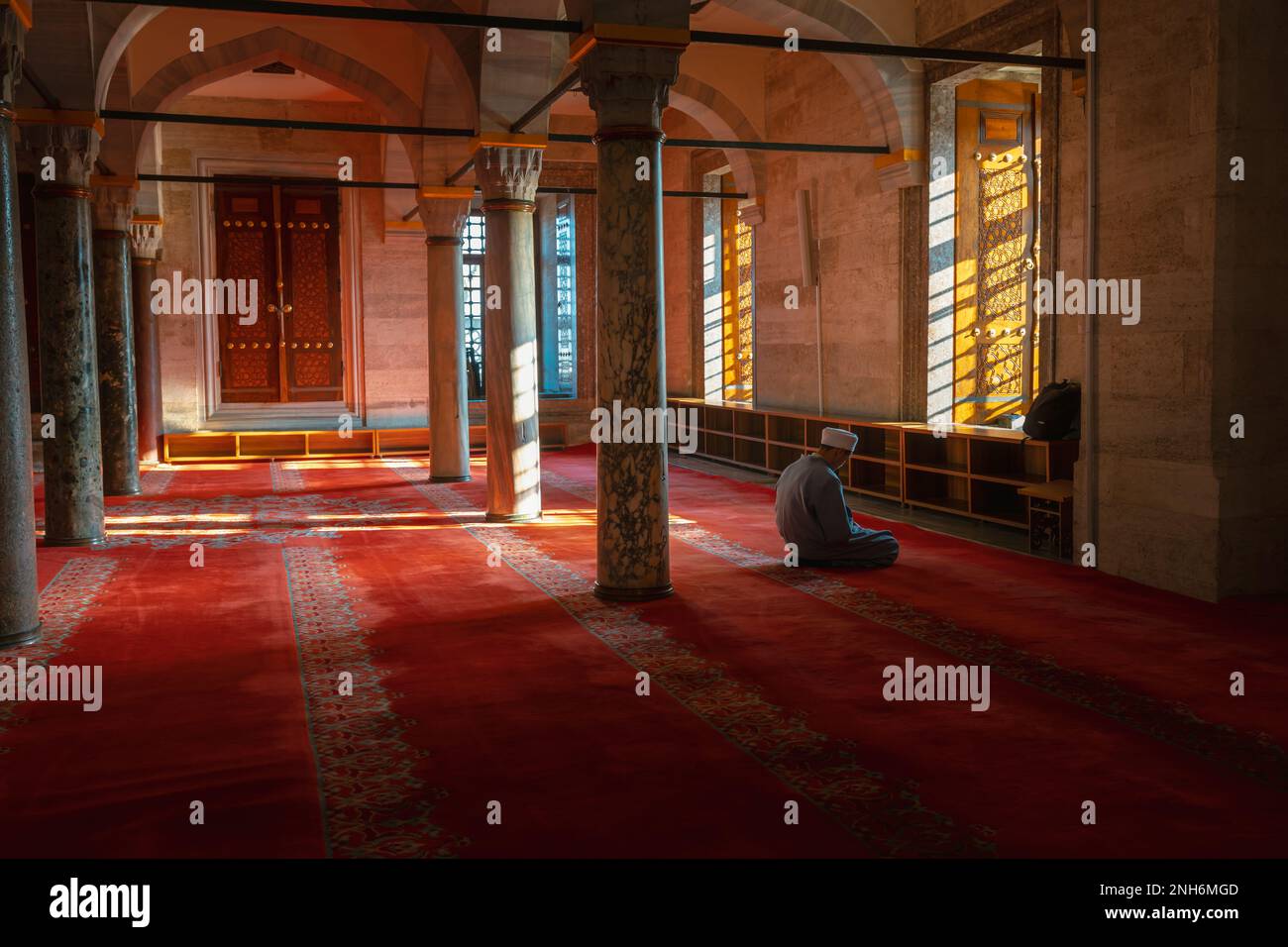 Hintergrundbild aus Ramadan oder islamic. Muslimischer Mann betet in der Moschee. Suleymaniye Moschee und muslim man. Kandil oder kadir gecesi oder Laylat al-qadr con Stockfoto