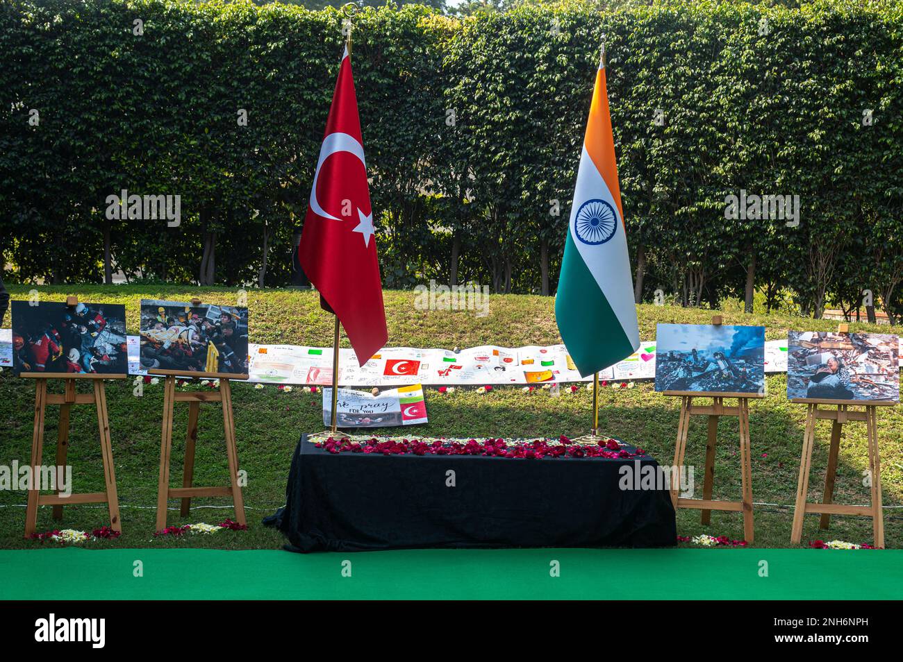 New Delhi, Delhi, Indien. 21. Februar 2023. Bilder des Erdbebens in der Türkei und Syrien können in einem interreligiösen Gebet gesehen werden, um den Erdbebenopfern in der Türkei und Syrien in der türkischen Botschaft in Neu Delhi Beileid und Solidarität auszusprechen. (Kreditbild: © Kabir Jhangiani/ZUMA Press Wire) NUR REDAKTIONELLE VERWENDUNG! Nicht für den kommerziellen GEBRAUCH! Kredit: ZUMA Press, Inc./Alamy Live News Stockfoto