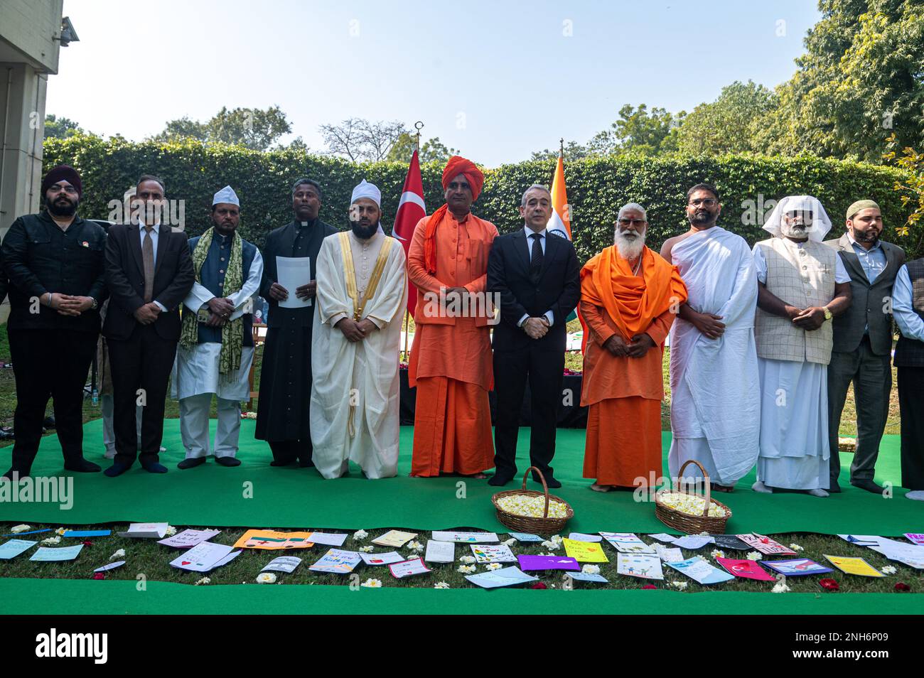 New Delhi, Delhi, Indien. 21. Februar 2023. Der türkische Botschafter in Indien, Firat Sunel (in schwarzem Mantel), kann in einem interreligiösen Gebet zusammen mit anderen Führern verschiedener Religionen gesehen werden, um den Opfern des Erdbebens in der Türkei und Syrien in der türkischen Botschaft in Neu Delhi Beileid und Solidarität auszusprechen. (Kreditbild: © Kabir Jhangiani/ZUMA Press Wire) NUR REDAKTIONELLE VERWENDUNG! Nicht für den kommerziellen GEBRAUCH! Kredit: ZUMA Press, Inc./Alamy Live News Stockfoto