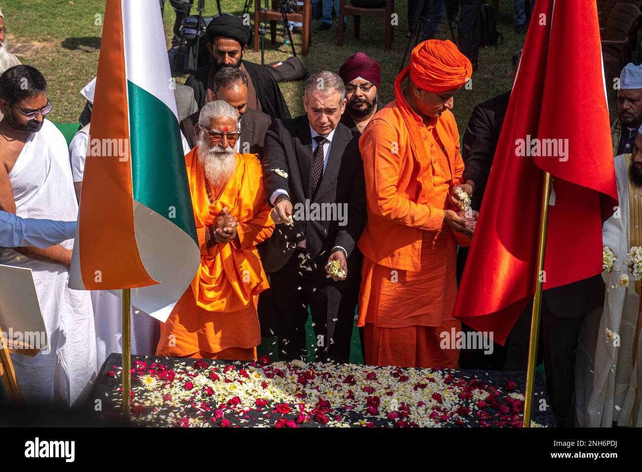 New Delhi, Delhi, Indien. 21. Februar 2023. Der türkische Botschafter in Indien, Firat Sunel (in schwarzem Mantel), duscht Blumen mit anderen Führern verschiedener Religionen in einem interreligiösen Gebet, um den Opfern des Erdbebens in der Türkei und Syrien in der türkischen Botschaft in Neu-Delhi Beileid und Solidarität auszusprechen. (Kreditbild: © Kabir Jhangiani/ZUMA Press Wire) NUR REDAKTIONELLE VERWENDUNG! Nicht für den kommerziellen GEBRAUCH! Kredit: ZUMA Press, Inc./Alamy Live News Stockfoto