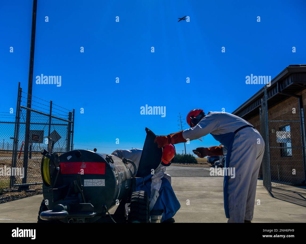 Senior Airman Verdes Cato beobachtet Airman 1. Class Randy Willis 9. Logistic Readiness Squadron Kryogenics Techniker, während er mit flüssigem Sauerstoff (LOX) vorsichtig umgeht, während eine U-2 Dragon Lady am Beale Air Force Base, Kalifornien, am 21. Juli 2022 rüberfliegt. Mit spezieller Schutzausrüstung sind Flugzeuge in der Lage, die Gefriertemperaturen des LOX zu bewältigen, um Verbrennungen zu vermeiden. Stockfoto