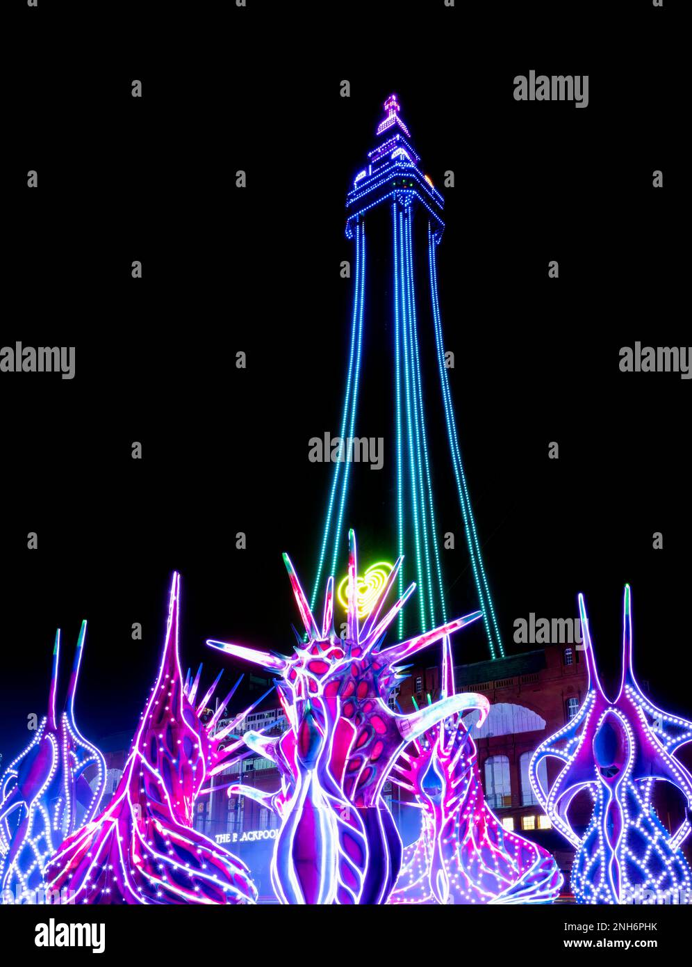Odyssey, ein interaktives Lichtdisplay vor dem berühmten Blackpool Tower an der Küste in Blackpool, Lancashire, Großbritannien Stockfoto