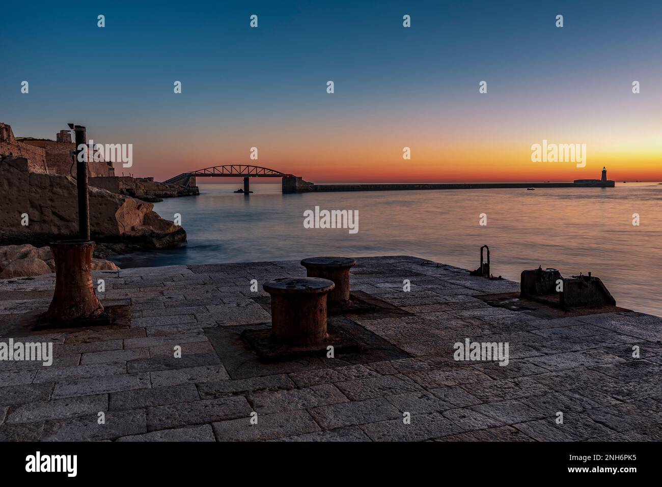 Sonnenaufgang auf St. Elmos Brücke von den Bastionen aus gesehen, Valletta Stockfoto