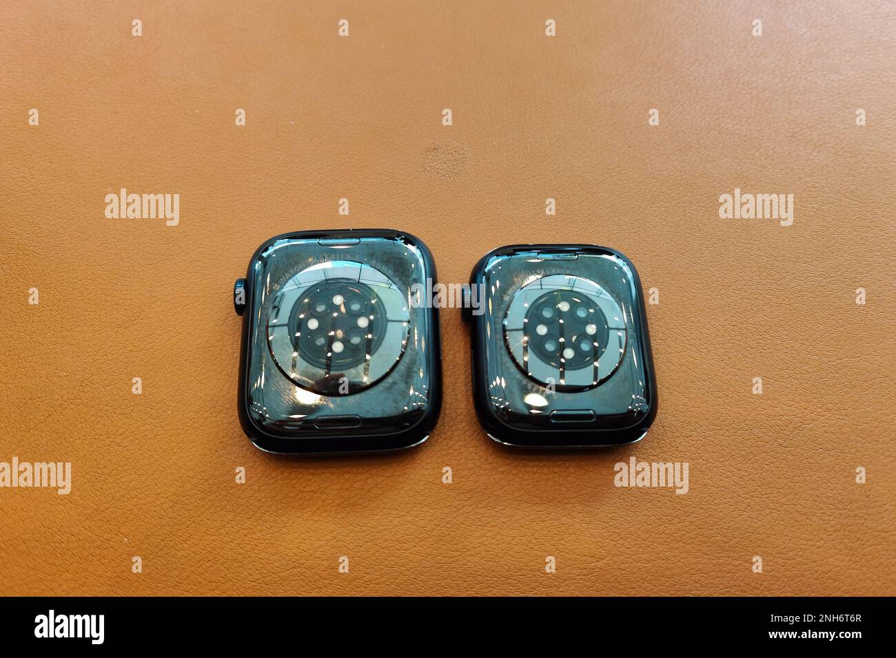 SHANGHAI, CHINA - 21. FEBRUAR 2023 - eine Apple Watch mit einer runden Beule auf der Rückseite wird zum Verkauf in einem Apple Store in Shanghai, China, im Februar ausgestellt Stockfoto