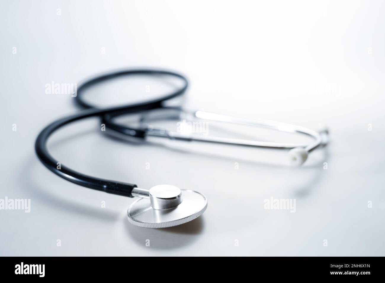 Stethoskop auf hellgrauem Hintergrund, medizinisches Diagnosegerät für Herz, Lunge oder Verdauungstrakt, Kopierraum, ausgewählter Fokus, enge Tiefe des FIE Stockfoto