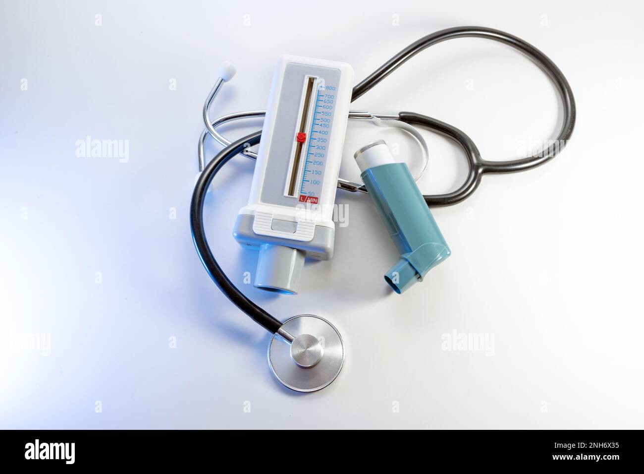 Medizinische Geräte für Asthma, Allergie und COPD, Peak Flow Meter, Inhalator Pumpspray und ein Stethoskop auf weißem Hintergrund, hohe Sicht von oben, Stockfoto