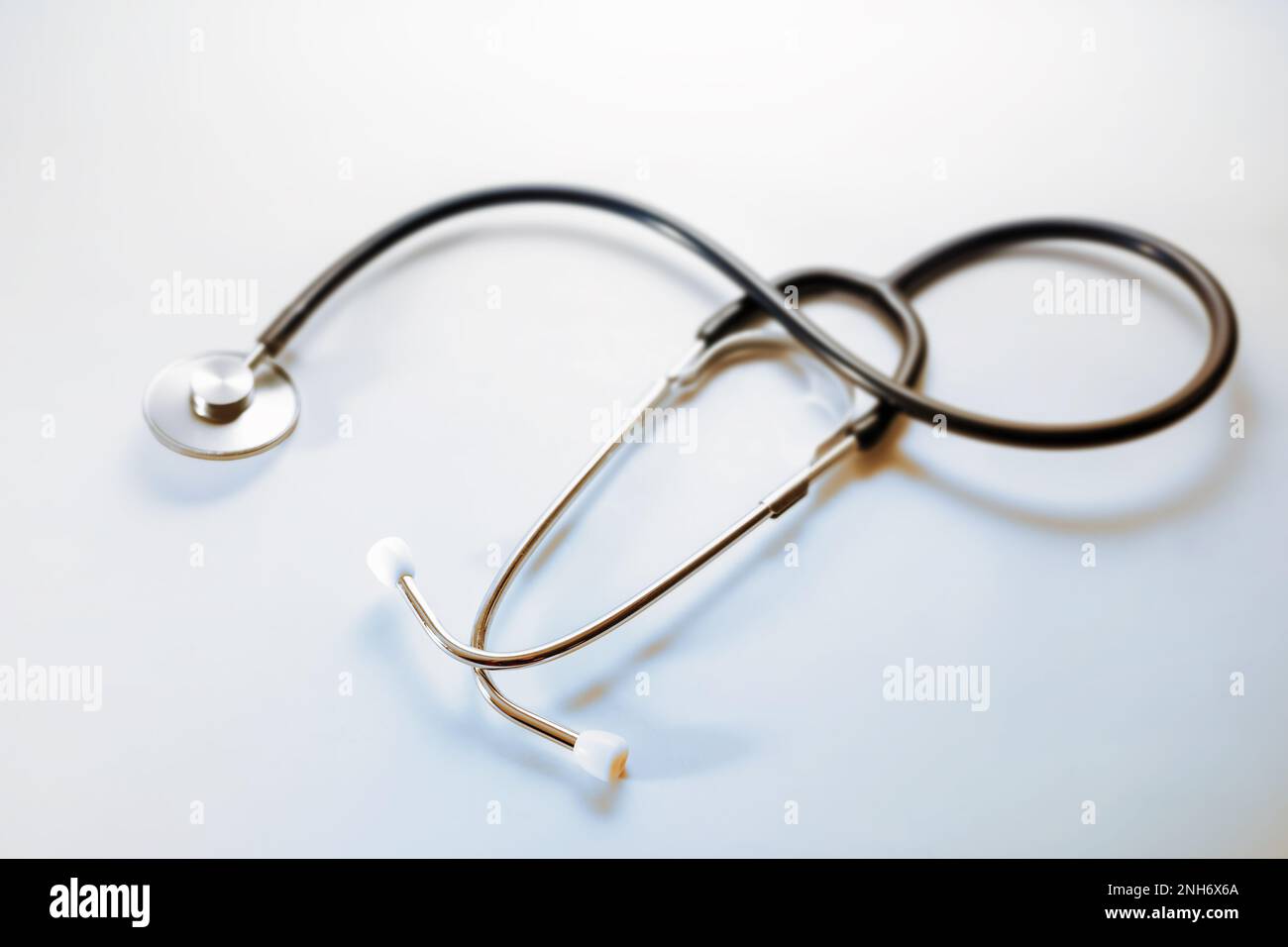 Stethoskop auf hellblauem grauen Hintergrund, medizinisches Gerät zur Auskultation zu den inneren Geräuschen von Herz, Lunge oder Verdauungstrakt, Copy space, se Stockfoto