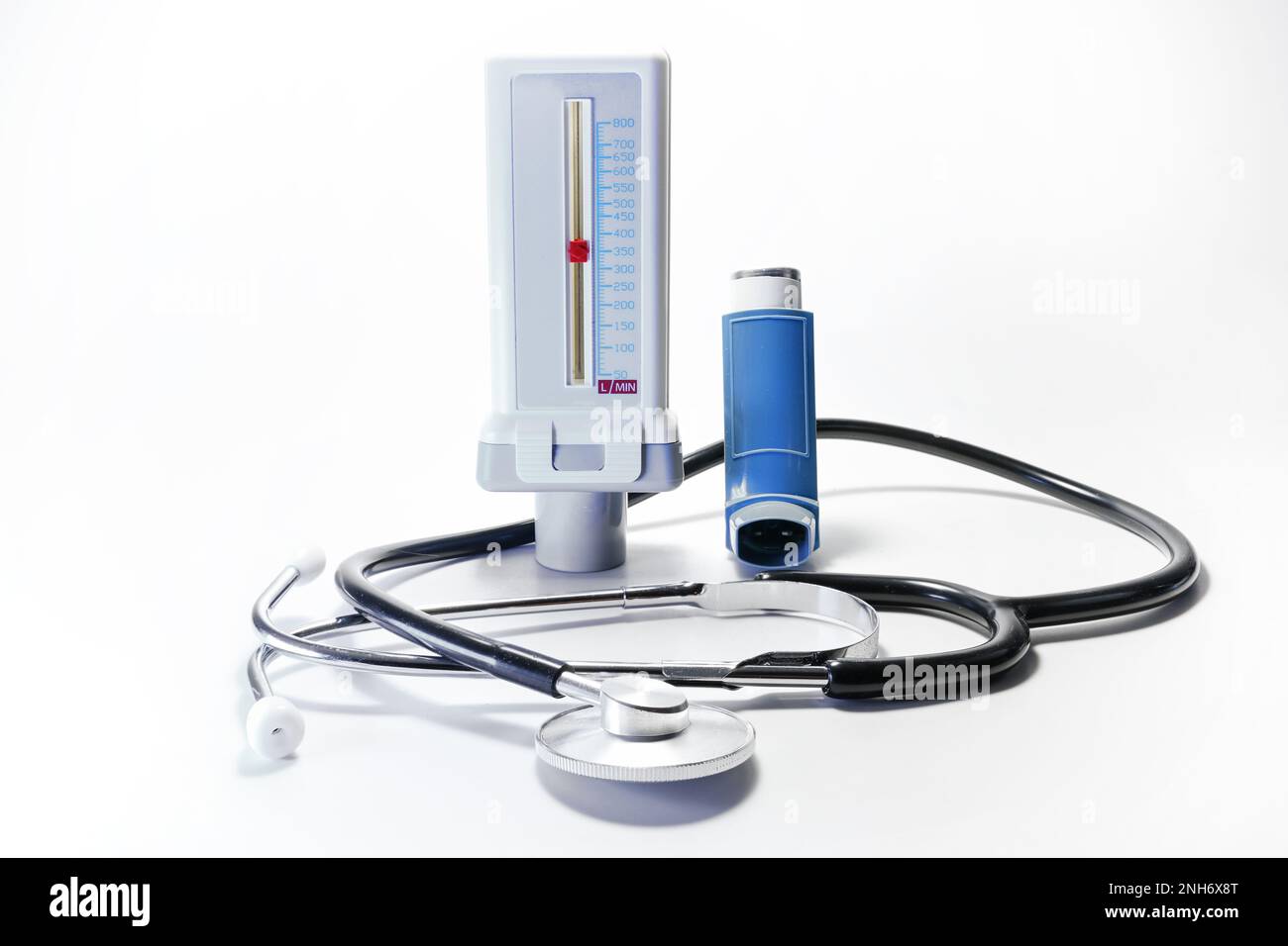 Peak Flow Meter, Inhalator Pumpspray und Stethoskop, medizinische Geräte für Patienten mit COPD, Asthma und Allergie, weißer Hintergrund, Kopierraum Stockfoto