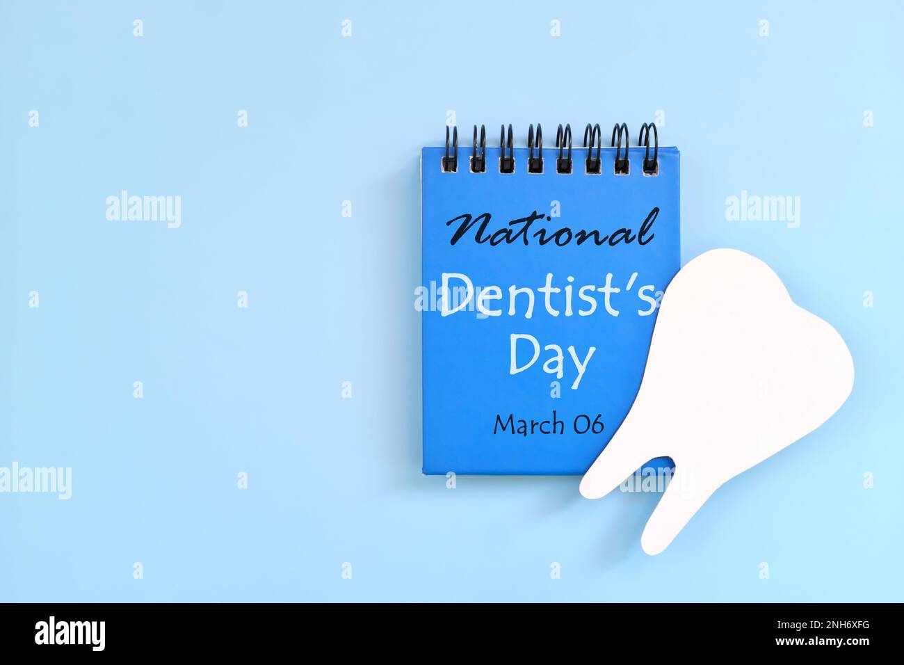 März 6 als Erinnerung an den National Dentist Day im Blue Desk Kalender. Festungskonzept. Stockfoto