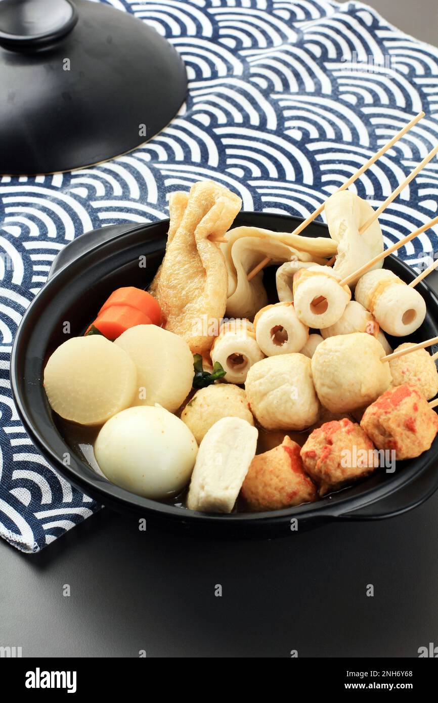 Japanischer Oden. Japanisches Gemüse, Fischklöße Spieße und verschiedene andere Speisen, die in dünner Sojasuppe gekocht werden Stockfoto