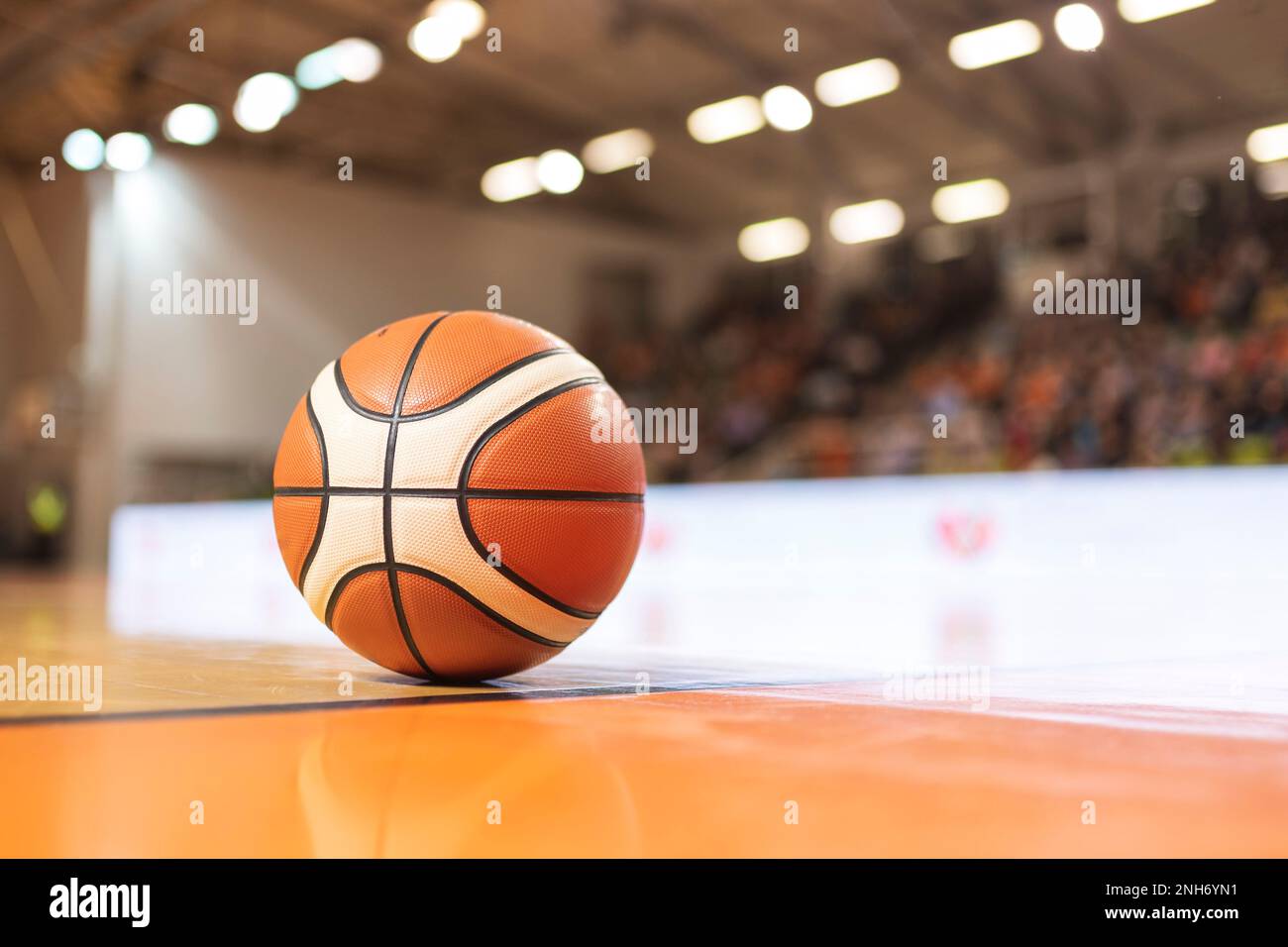 Basketballball auf dem Parkett. Stockfoto