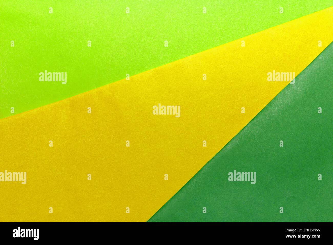 Drei positive Farben, geometrisch, abstraktes Grün, Gelb und Hellgrün, minimale Texturen von Papier, Hintergrund. Die Modefarben dieser Saison Stockfoto