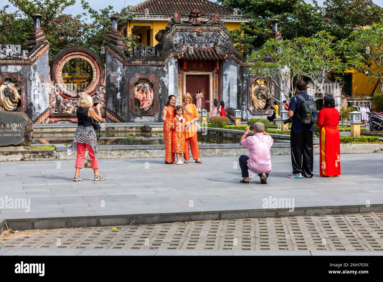 Touristen machen Familienfotos am Ba Mu Tempel, Vietnam. Stockfoto