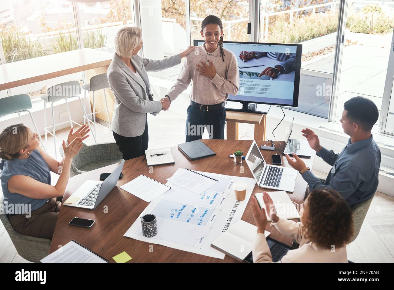 Handschlag, Wertschätzung der Mitarbeiter und Applaus beim Teamaufbau für das Unternehmenswachstum. Arbeiten, Marktforschungsdaten und gut gemacht von einer Frau Stockfoto