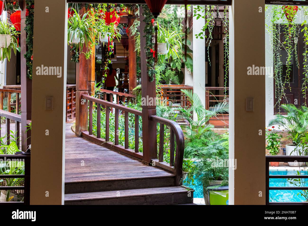 Das mit einer Fabrik gefüllte Innere des Long Life Riverside Hotel, Hoi an, Vietnam Stockfoto