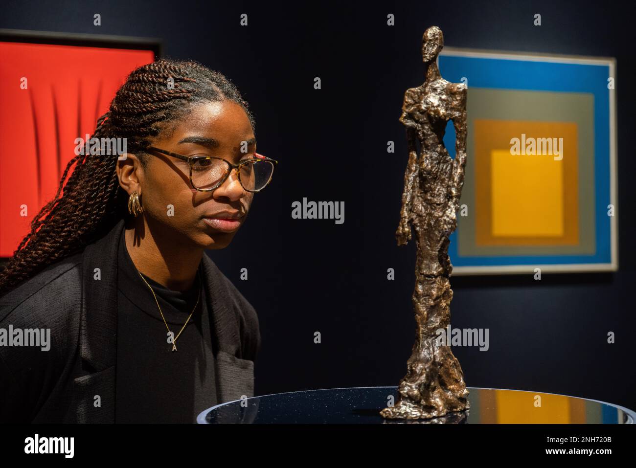 London, Großbritannien. 21. Februar 2023 ALBERTO GIACOMETTI (1901-1966) Femme deabout, geschätzt 1.500.000 GBP – 2.500.000 GBP Vorschau auf das 20./21. Jahrhundert London Abendangebot. Der Verkauf findet am 28. Februar in Christie's London statt. Kredit: amer Ghazzal/Alamy Live News Stockfoto