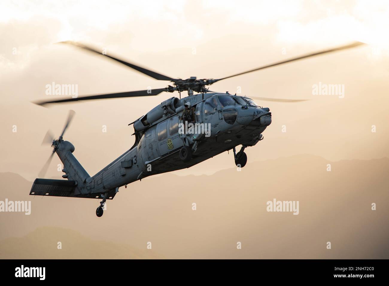 MARINE CORPS AIR STATION KANEOHE BAY, Hawaii (20. Juli 2022) Ein US Navy MH-60s Seahawk mit Hubschrauber Sea Combat Squadron (HCS) 4, befestigt an Carrier Air Wing (CVW) 2, Hubschrauber hebt von einer Fluglinie während Rim of the Pacific (RIMPAC) 2022, Bei der Marine Corps Air Station Kaneohe Bay, Hawaii, Juli 20. 26 Nationen, 38 Schiffe, drei U-Boote, mehr als 170 Flugzeuge und 25.000 Mitarbeiter nehmen vom 29. Juni bis zum 4. August an RIMPAC in und um die Hawaii-Inseln und Südkalifornien Teil. RIMPAC ist die größte internationale maritime Übung der Welt und bietet einen einzigartigen Trai Stockfoto