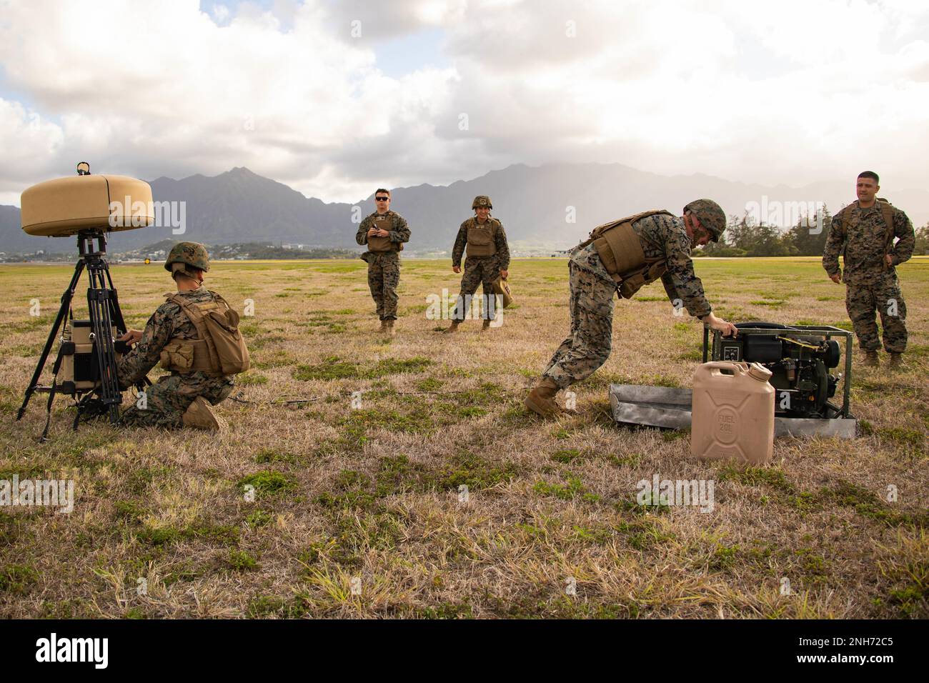 MARINE CORPS AIR STATION KANEOHE BAY, HAWAII (20. JULI 2022) USA Marines mit Air Traffic Control Mike Company, Marine Air Control Squadron 4, Marine Aircraft Group 18, 1. Marine Air Wing, III Marine Expeditionary Force, bereiten Ausrüstung für eine taktische Flugüberprüfung während Rim of the Pacific (RIMPAC) 2022 auf der Marine Corps Air Station Kaneohe Bay, Hawaii, Juli 20 vor. Von Juni 29 bis August 4 nehmen an der RIMPAC 25.000 Nationen, 38 Schiffe, drei U-Boote, mehr als 170 Flugzeuge und Mitarbeiter auf und um die hawaiianischen Inseln und Südkalifornien Teil. Der weltweit größte internationale Stockfoto