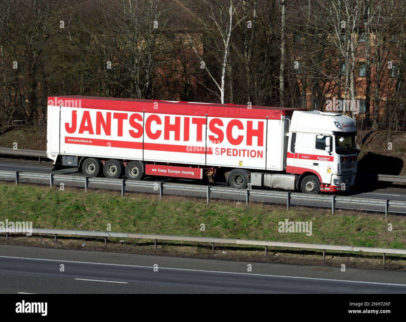 Jantschitsch Spedition LKW, der an der Anschlussstelle 15, Warwick, Warwickshire, Großbritannien, auf die Autobahn M40 fährt Stockfoto