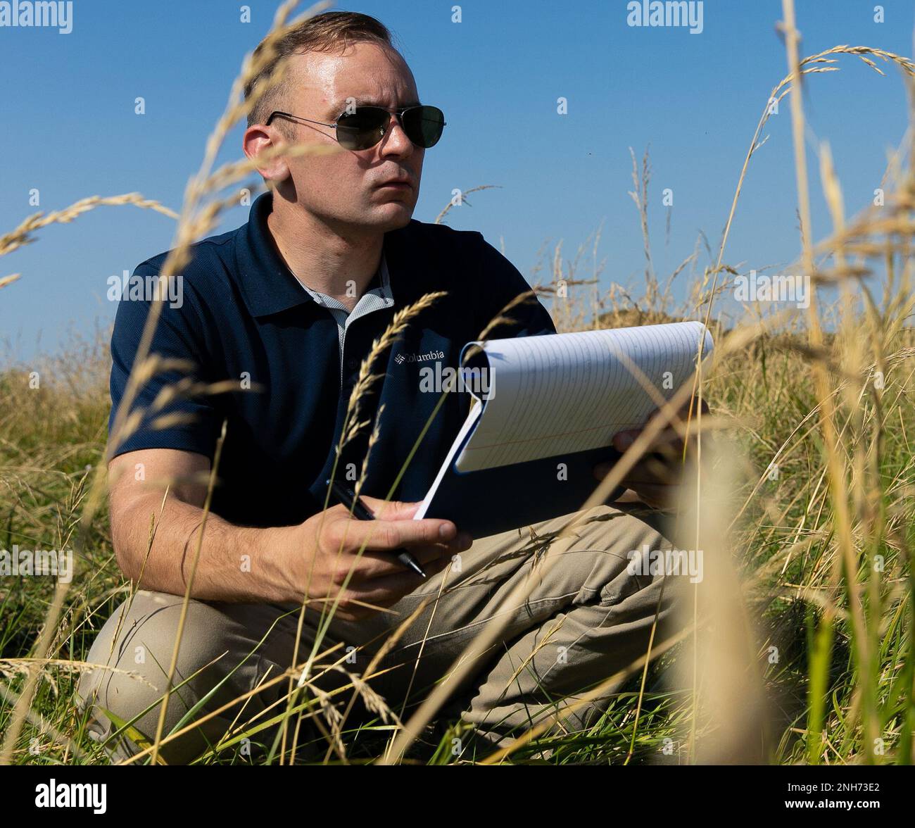 Staff Sgt. Ryan Ramos, Sanitäter des 773d. Unterstützungsteams, 7. Mission Support Command, skizziert eine Landstudie historischer Verteidigungspositionen der D-Day Invasion. „Nach dem Skizzieren dieser Klippen drehte ich mein Notizbuch um, um es aus der US-Perspektive zu betrachten“, so Ramos. Diese Klippen waren das tödlichste, was diese jungen Amerikaner je in ihrem ganzen Leben gesehen hatten, doch sie liefen, liefen, starben... Sie hörten nicht auf. Es machte mich stolz und demütigte mich. „Eine Stabfahrt ist eine historische Studie einer Kampagne oder Schlacht, die eine systematische Präimina ins Auge fasst Stockfoto