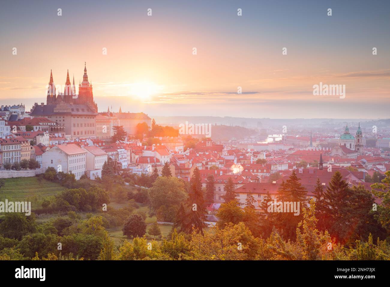 Prag, Tschechische Republik. Stadtbild von Prag, Hauptstadt der Tschechischen Republik mit St. Veitsdom bei Sonnenaufgang im Sommer. Stockfoto