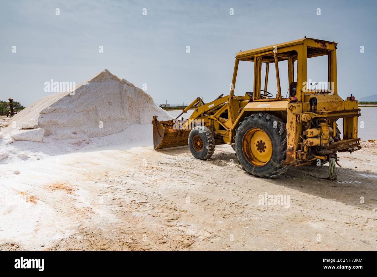 Planierraupen arbeiten an Salzhaufen, Salinen von Trapani Stockfoto