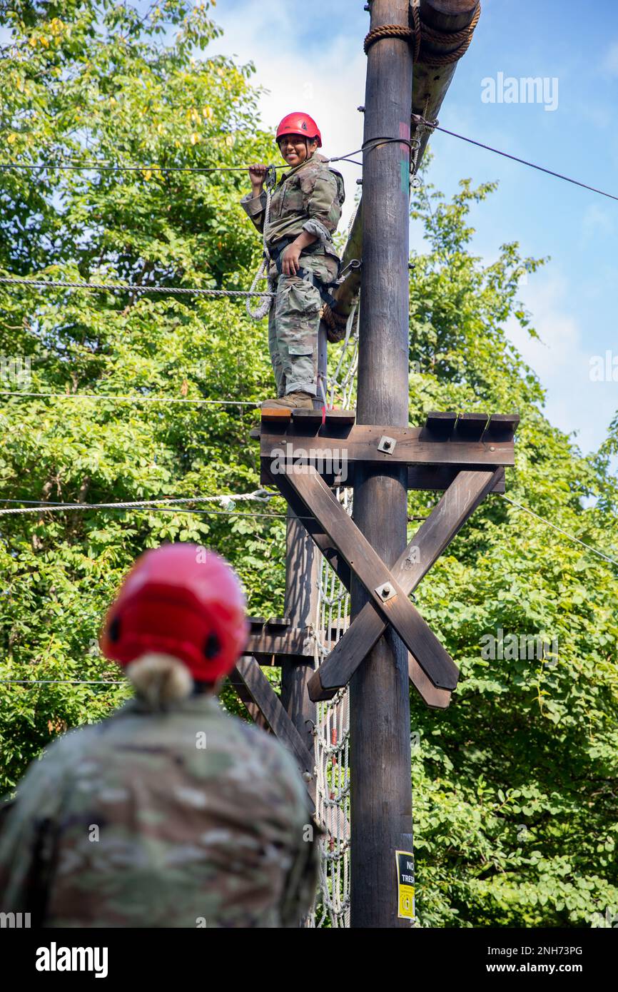 3. Regiment, Basic Camp Cadets absolvieren mehrere Seilkurse im Forest Hills Climbing Complex in Fort Knox, Ky., 20. Juli 2022. Dieser Kurs ermöglichte es Cadets, Vertrauen zu gewinnen und gleichzeitig ihren Kollegen und der bereitgestellten Ausrüstung zu vertrauen. | Foto von Cristina Betz, CST Public Affairs Office Stockfoto