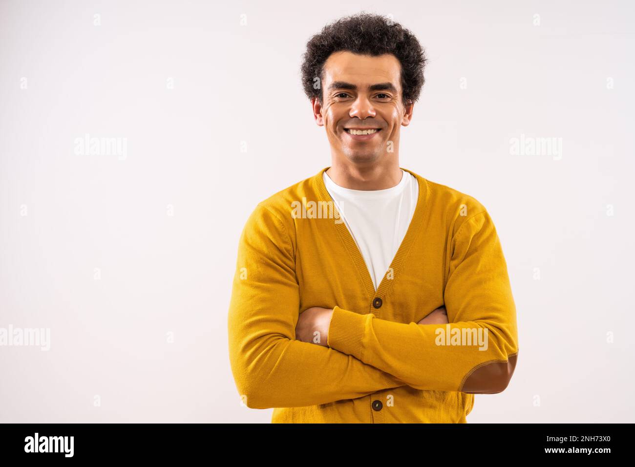 Das Studio hat ein Porträt von einem glücklichen, lächelnden Multirassenmenschen aufgenommen. Der Mann sieht in die Kamera und lächelt. Stockfoto