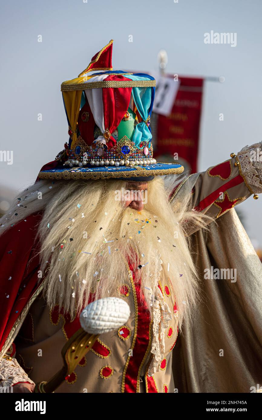 Fangen Sie den Zauber des Karnevals mit Papà del Gnoco, Papà del Gnoco und dem lebendigen Geist des Karnevals ein Stockfoto