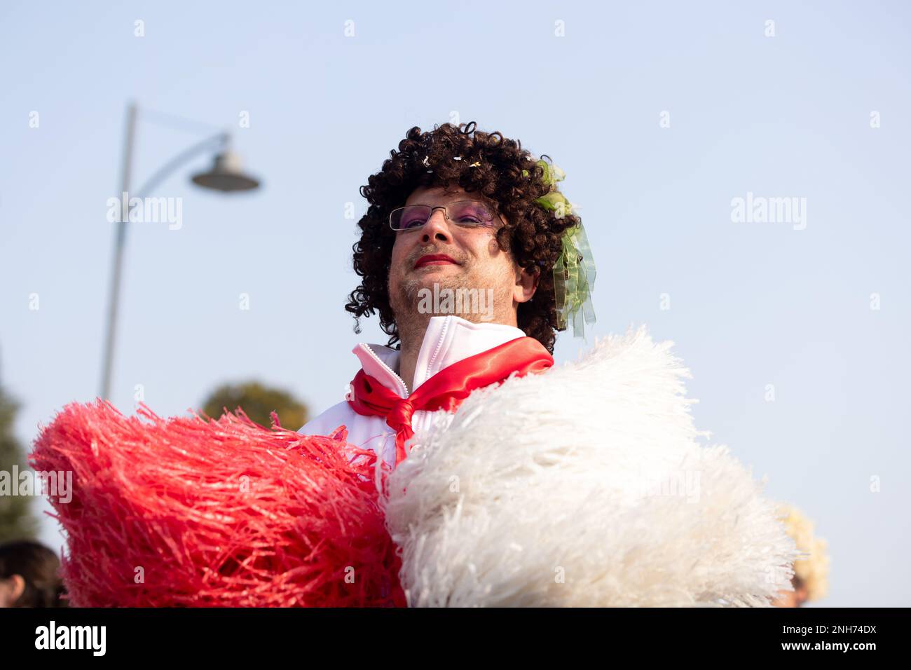 Männchen Cheerleader Kostüm: Lustiger und farbenfroher Karnevalstanz Stockfoto